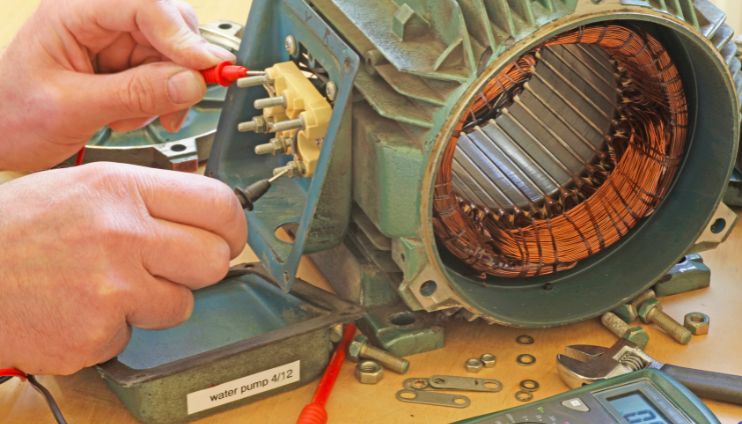 Comment contrôler un moteur triphasé ?