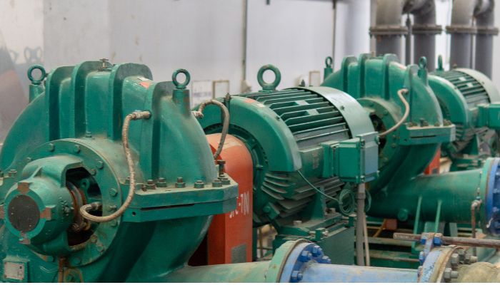 Moteur électrique triphasé qui chauffe.