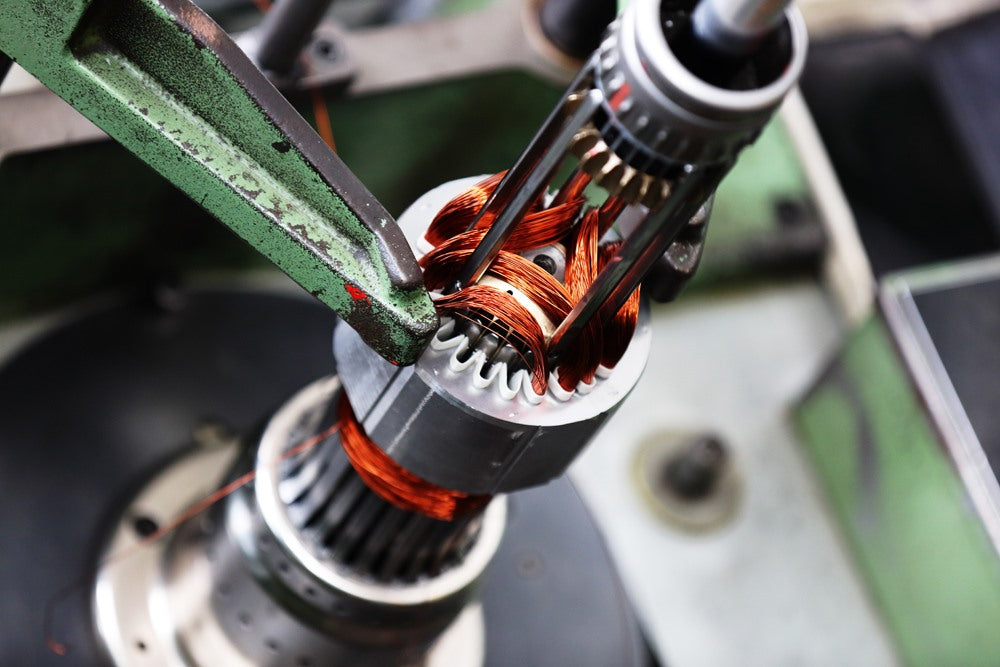 Bobine de fil de cuivre dans une machine industrielle de fabrication de moteur électrique