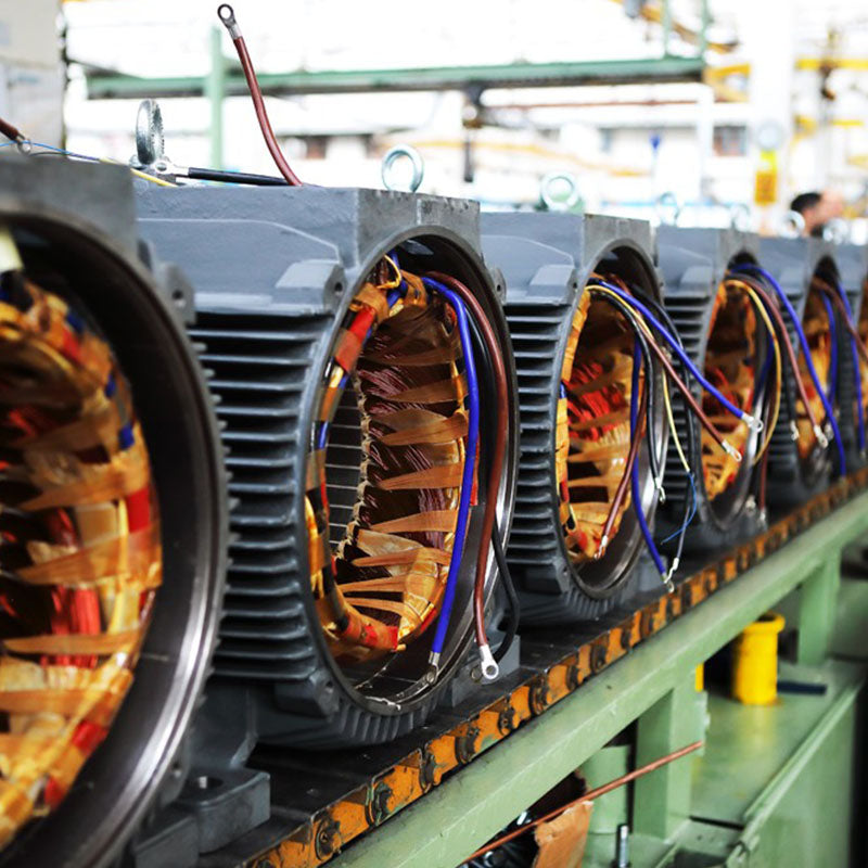 Moteurs électriques industriels en cours de fabrication sur une ligne de production en usine