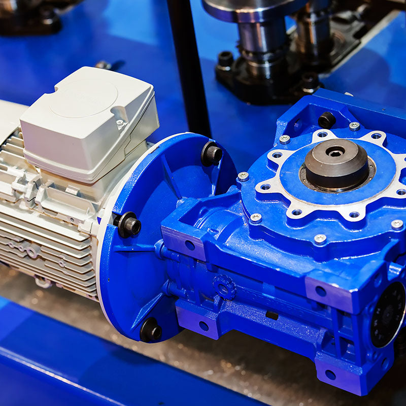 Moteur électrique industriel avec boîte de vitesses et composants mécaniques robustes en acier bleu